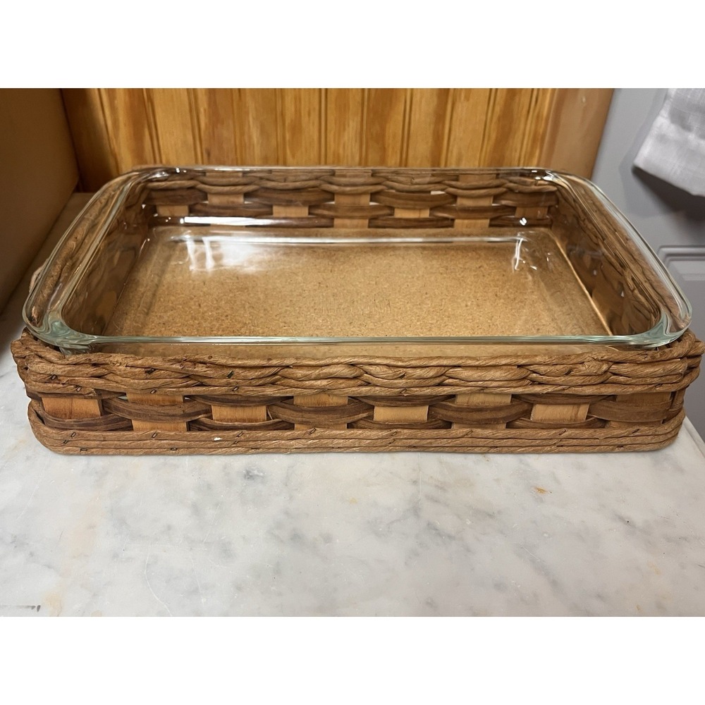 Vintage, PYREX , 3 Qt. 233 Wicker Basket Holder Carrier & Casserole Baking Dish